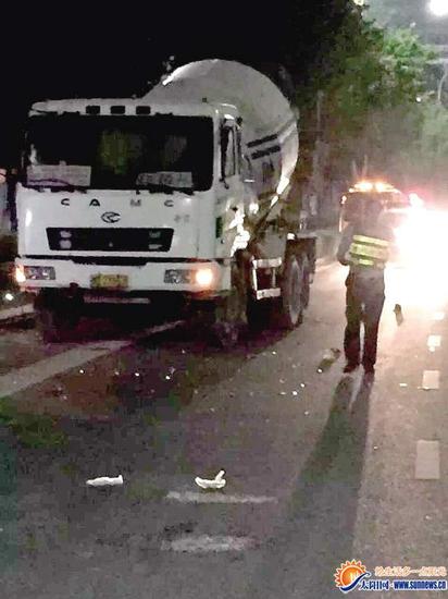 海沧大道一司机突然下车 遭奔驰车撞飞身亡(图