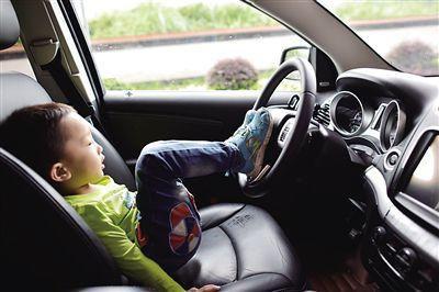 按喇叭打双闪 孩子被困车内如何自救最好