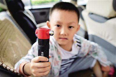 按喇叭打双闪 孩子被困车内如何自救最好