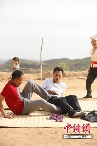 刘烨胡军《爸爸3》搭档同穿一条裤子（图）