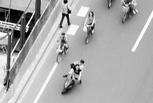 4月22日18:00,一名男生开摩托车搭着另一名穿校服男生在江南西路上险些翻车。