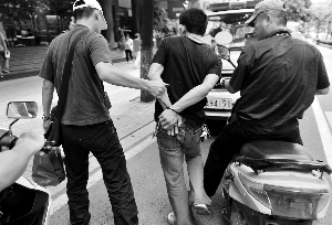 6月18日收网行动中,一名帮这群中学生维修摩托的男子被警方控制。