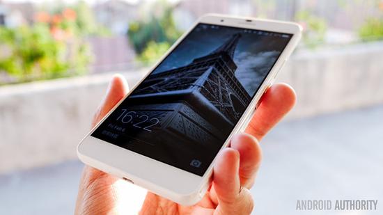 华为荣耀6 Plus

(图片引自androidauthority)