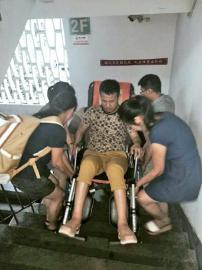 庭审结束后,众人将张先生从青羊区人民法院二楼审判庭抬下一楼。(张先生供图)