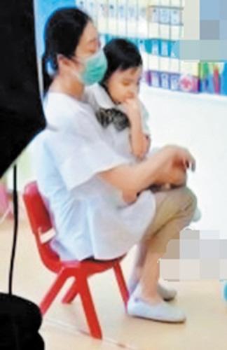 刘德华3岁女儿近照曝光依偎妈妈怀中娇小可爱（图）