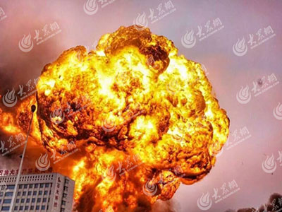 山东石大科技着火 火光冲天仿佛好莱坞大片特效