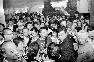 昨日早上8点,白天鹅宾馆宏图阁早茶一开市就被等候的街坊“挤爆”。