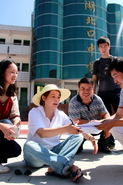 演员袁立深入郧西县做公益 戴草帽盘腿坐地访