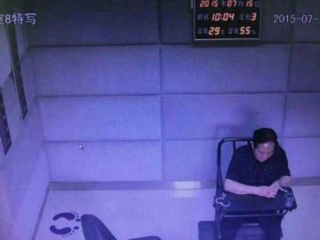 网传王林在审讯室接受调查图片。