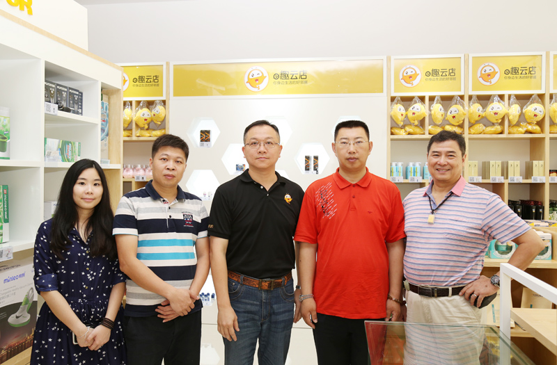 e趣商城营运长林钧富先生与合作商合影