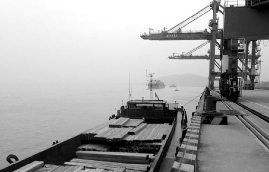 武汉长江以南的首个集装箱码头——花山港。本报记者 刘源 摄