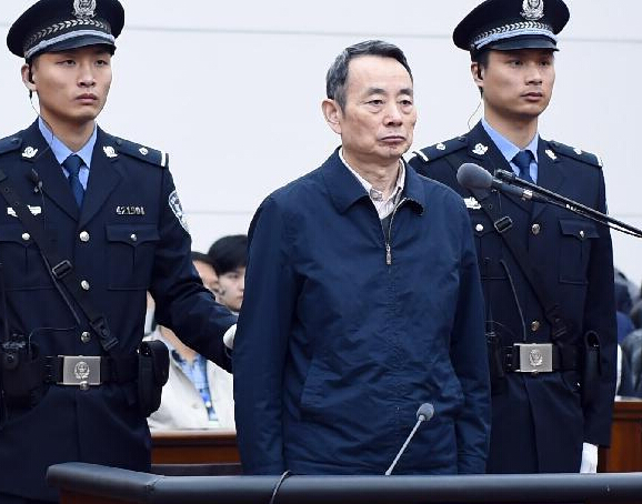 董事长贪污_董事长办公室图片(3)