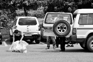 　　6月29日，死者在大学城体育中心内的自行车馆一男厕所被发现。图为警方当时在搜集现场证据。信息时报记者 康健 摄