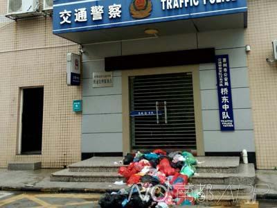 惠州一清洁工因无牌摩托被扣 往交警队门口倒