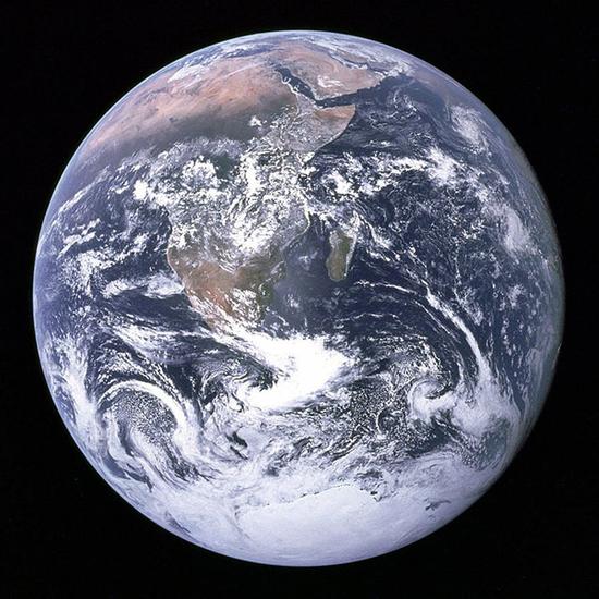 7月21日,NASA放出新地球自拍照。这张照片拍摄于距离地球100万英里(约合161万公里)的外太空轨道。可能很多人会马上联想到中学地理课本上那幅很著名的地球全景照蓝色弹珠,事实上那是阿波罗17号太空船于1972年12月7日在距离地球2.8万英里(约合4.5万公里)的地方拍的照片。不过和现在比起来,无论距离还是清晰度已经是小巫见大巫。 161万公里是什么概念呢?地球到月球的距离为38万公里,也就是说足够地月来回两次,光线从地球反射到卫星镜头里要5秒钟。虽然相比1972年那张照片更远了,但由