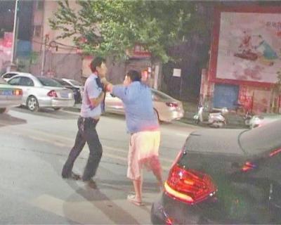 鄭州男子喝酒駕車追尾發飆用英語罵交警