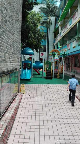 事发后,本原幼儿园大门紧闭,而事发地点仍拉着警戒线。