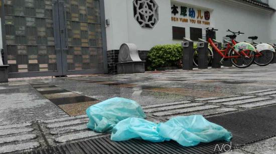 警方调查坠亡原因撤离后,留在地上的脚套。