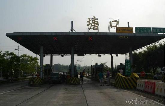 &nbsp; &nbsp;60余警力将嫌疑人堵在收费站。通讯员供图