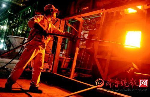 记者炉前三百度体验最高温 钢铁工人是怎样炼成的_新浪山东_新浪网