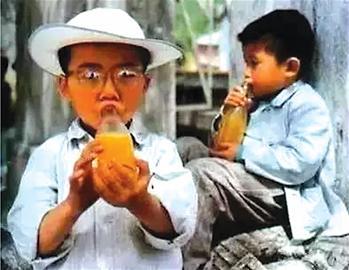 那个时候我们的饮料哪儿有这么多种类，只有几块钱一瓶的