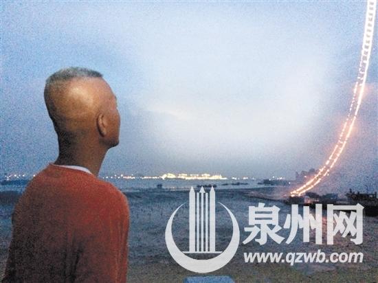 &nbsp;&nbsp; 今年6月，蔡国强炸出500米“天梯”，作为礼物送给奶奶。（网图）