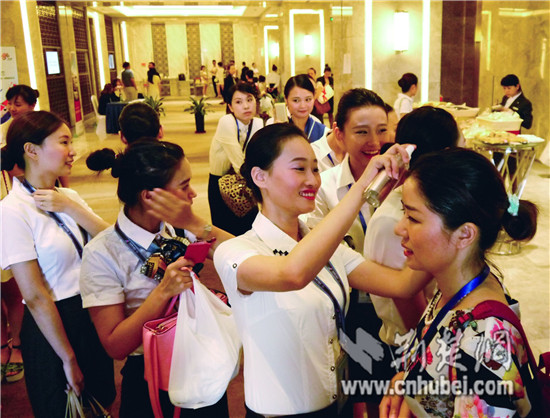 武汉百名辣妈应聘妈妈空姐 大部分都保持好身