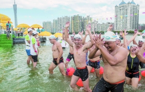昨日，一个横渡珠江的方阵抵达终点，参与者们开心地泼水庆贺。