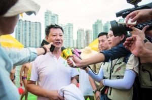广州市市长陈建华完成横渡，上水后接受媒体采访。