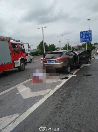 郑州一轿车撞上隔离带 一名女子和两名婴儿死亡