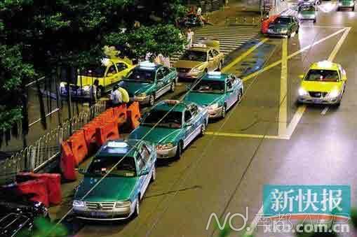 车站出租车夜间载客乱象升级:无理拒载、拉客拼车、漫天要价、不怕投诉。