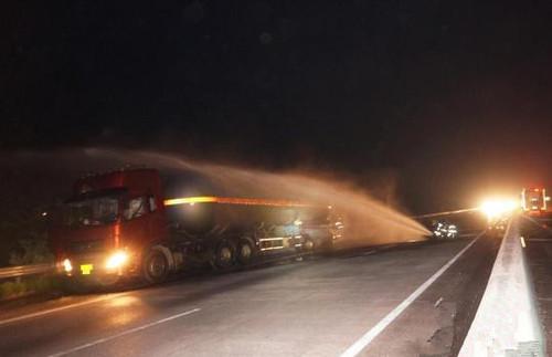 广西载20余吨液化气罐车高速路上爆胎起火