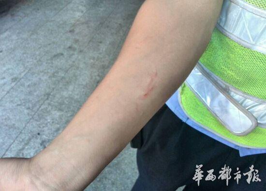 QQ截图20150810211129.jpg 四川女司机驾车逆行挠伤交警 被拘留5天