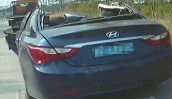 海安轿车高速上追尾长挂车遭拖行1.4公里