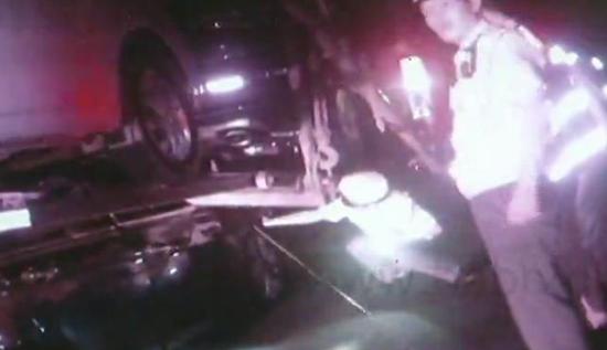 海安轿车高速上追尾长挂车遭拖行1.4公里