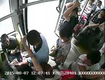 78路公交车监控视频显示,许多乘客正在帮助晕倒男子(左一)。