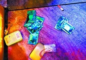 散落的毒品。