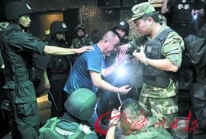 警方对小莫镇沙浦心村一地下吸毒窝点进行突击清查。