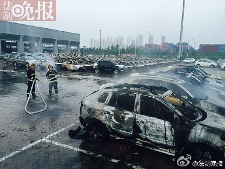 天津突发大爆炸致雷诺汽车仓储场大量汽车被烧毁