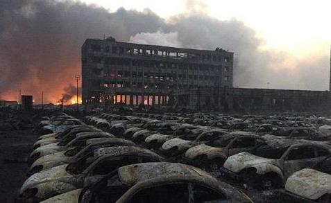 天津危化品爆炸点300米外数百辆汽车被烧仅剩框架001