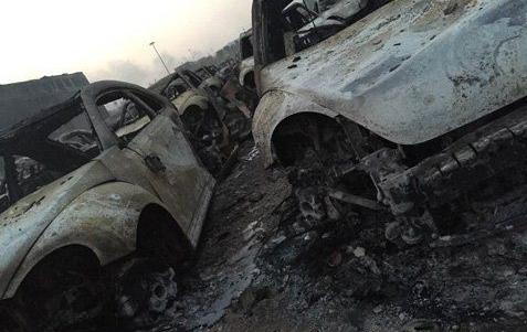 天津危化品爆炸点300米外数百辆汽车被烧仅剩框架002