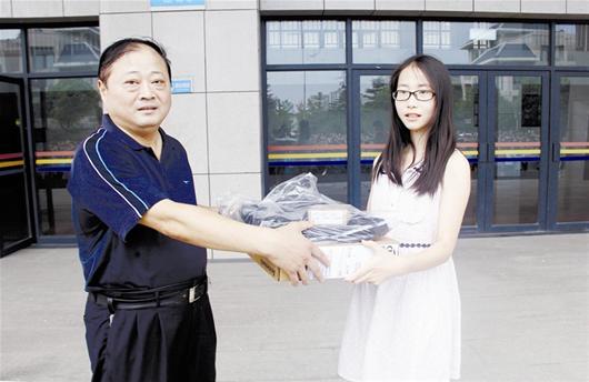 襄阳五中举行高考状元表彰大会 状元获赠笔记