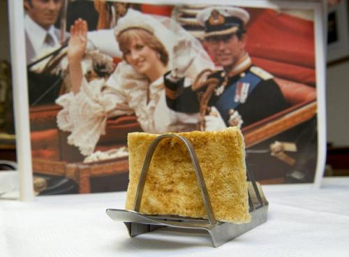 戴安娜王妃和查尔斯王储婚礼日当天吃剩下的面包片。