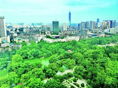 图为：昨日，从汉口一高楼俯瞰，中山公园如同城市“绿肺”镶嵌在城市里。与去年同期相比，今年以来武汉市的空气质量明显好转 （记者刘蔚丹摄）