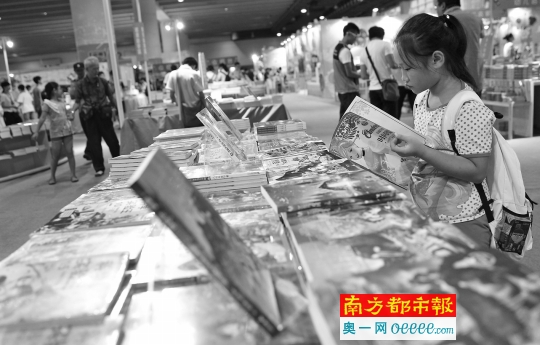 书香节上，一个女孩正入神地看书。南都记者 马强 摄