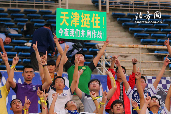 泪奔!死敌因灾难心连心 国安泰达球迷并肩战斗