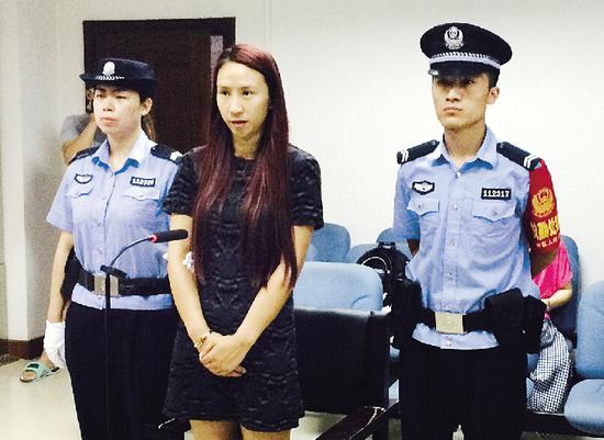 奔驰司机拒交1元停车费 拖倒收费员赔15万