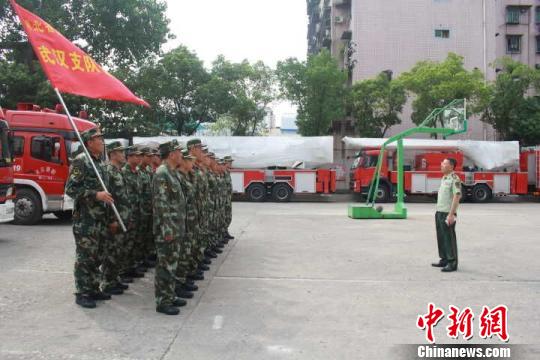 8月18日，湖北省公安消防总队调集武汉特勤一中队和特勤二中队20名官兵增援天津。　王方　摄