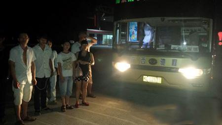大客车司机为避检查将9名乘客塞入行李仓