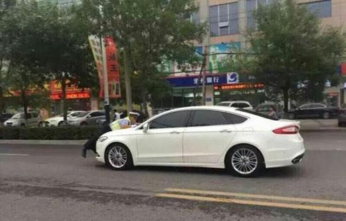 疯狂轿车顶交警跑400米 警方发布悬赏追查